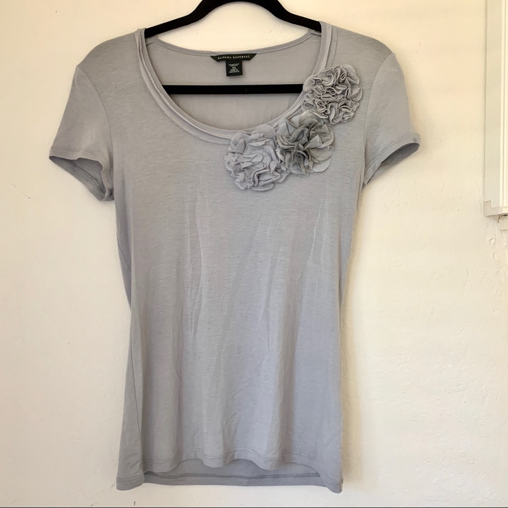 🌸Banana Republic Grey short sleeve scoop neck